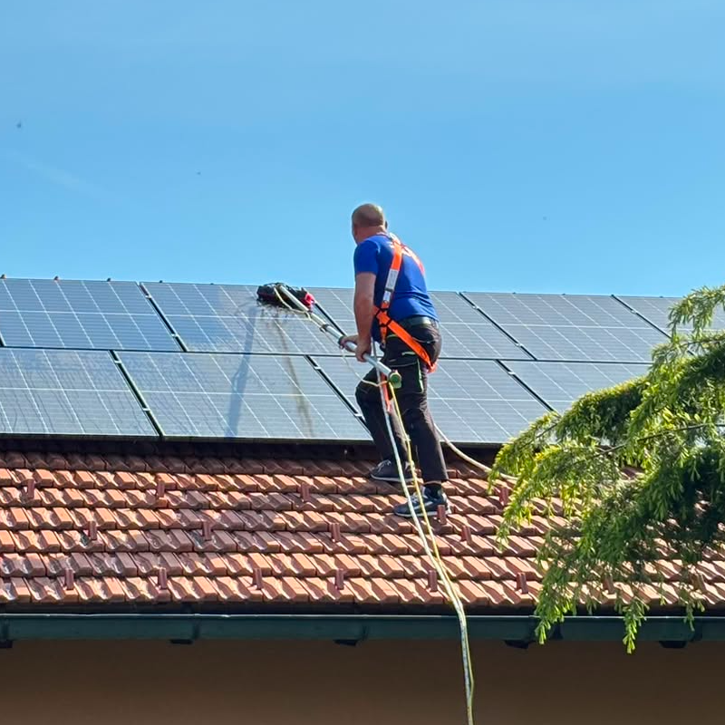 Profesionalno pranje solarnih panela na krovu pomoću Unger sustava i softwash tehnike.